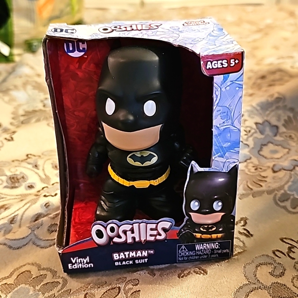 Batman vinyl series black suit ooshie